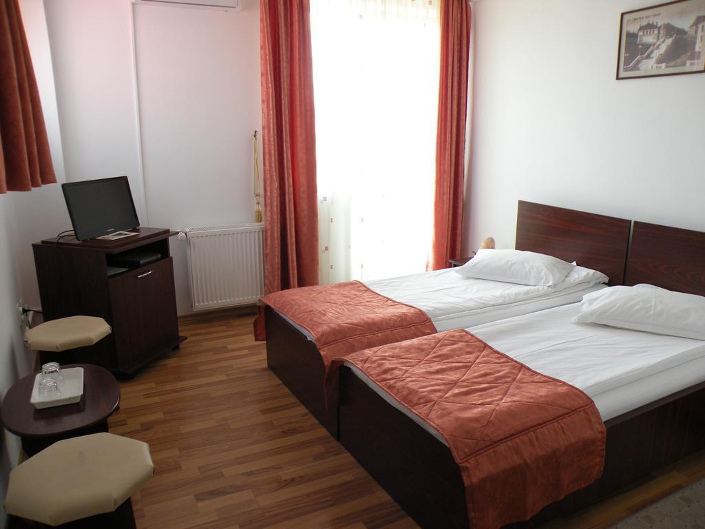 Piatra Neamţ 八角旅馆酒店 外观 照片